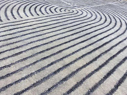 Rug with curved lines in dark blue on a light background