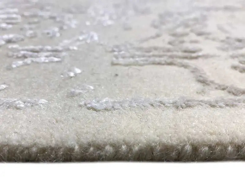 Indo Tabriz rug: light beige relief pattern and short pile, detailed view