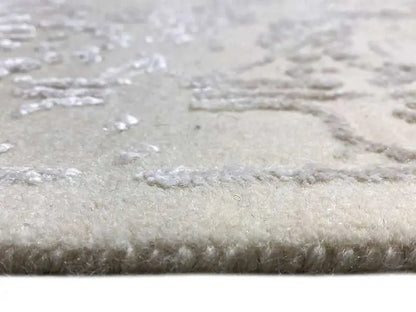 Indo Tabriz rug: light beige relief pattern and short pile, detailed view
