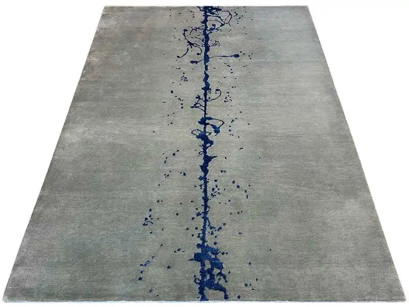 Flatweave rug 153x209 cm, gray surface with a vertical blue ink stripe.