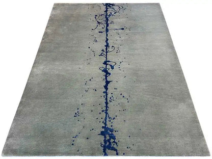 Flatweave rug 153x209 cm, gray surface with a vertical blue ink stripe.