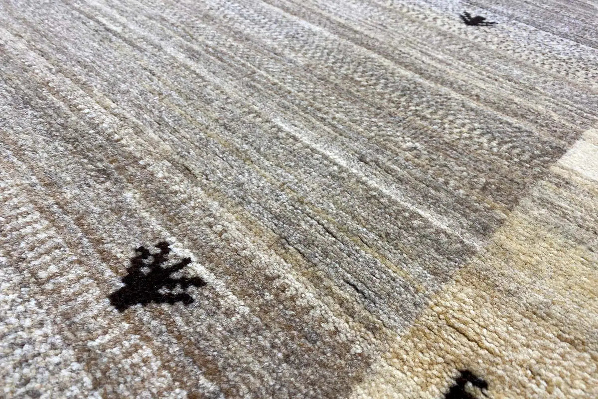 Gabbeh rug 181x116 cm, close-up with fine lines and a dark symbol.