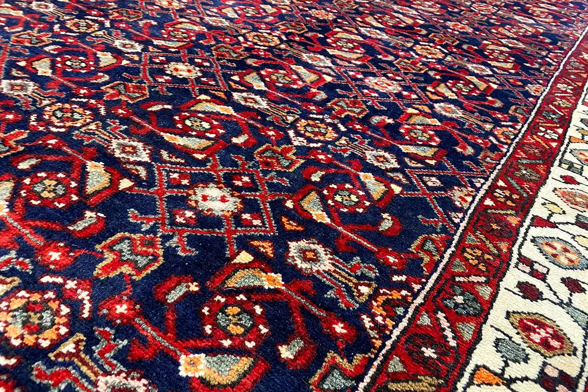 Hamadan runner 408x120 cm with a blue-and-red patterned Oriental rug, detail