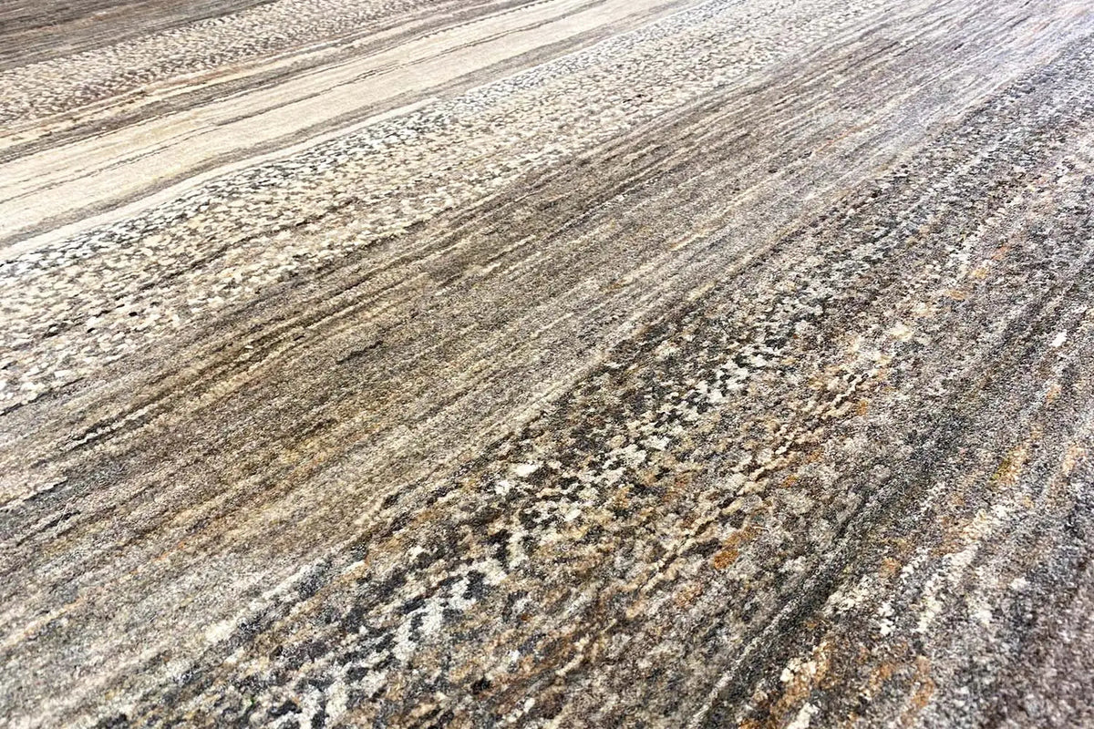 Gabbeh Lori rug: mottled beige-gray pattern, fine texture