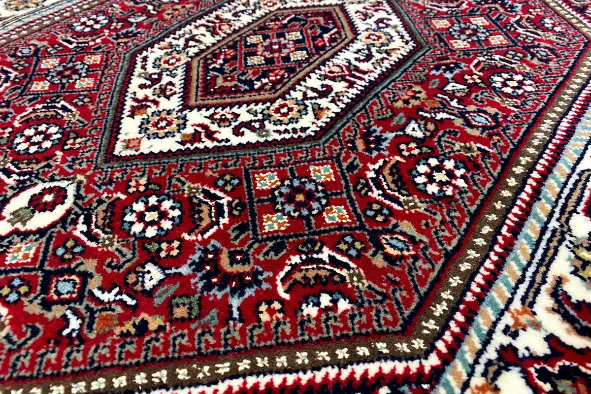 Bidjar rug 94x61 cm: detailed red pattern with border and fringes