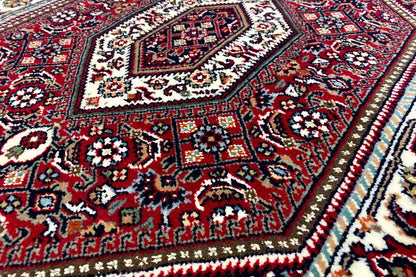 Bidjar rug 94x61 cm: detailed red pattern with border and fringes