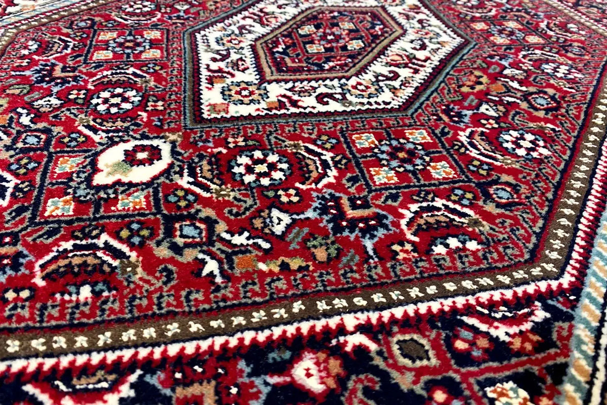 Bidjar rug (94×62 cm): Close-up with a red, blue, and cream-colored pattern