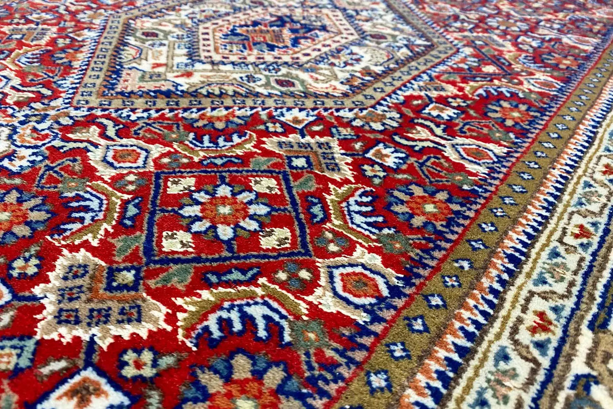 Bidjar runner with a blue-red patterned rug design and fringes, detail view