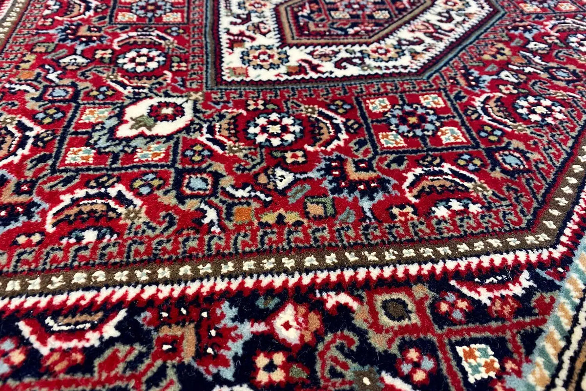 Bidjar rug with floral motifs in red, dark blue and cream (92x61 cm)
