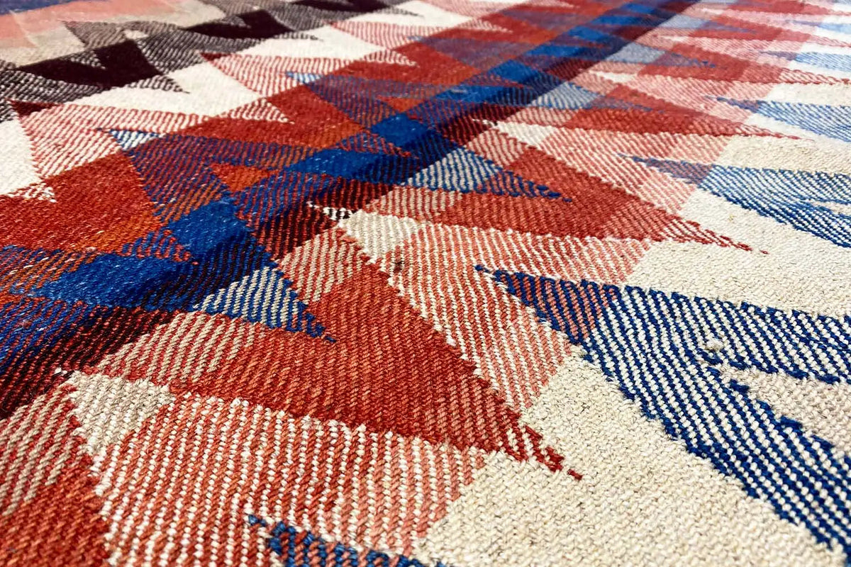 Rug with a zigzag pattern in rust, blue, black, and beige (close-up)
