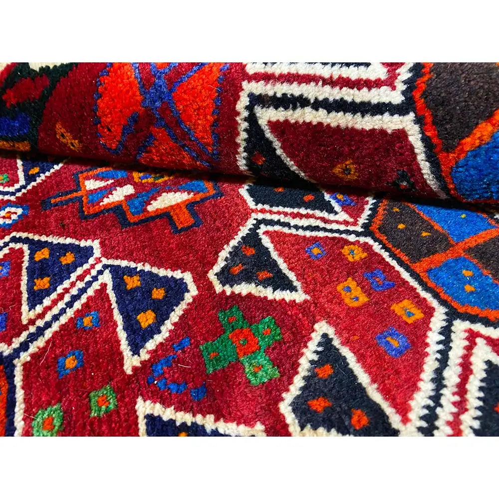 Shiraz rug, close-up: red diamond and cross pattern with colorful accents