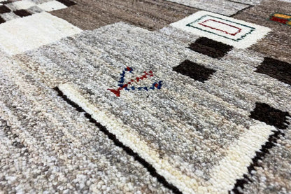 Gabbeh rug: light base pattern with geometric shapes, black border, close-up