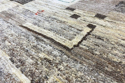 Gabbeh rug: beige and gray pile with a dark brown diamond pattern in close-up view