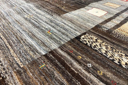 Gabbeh Lori rug: Close-up with a gray-brown pattern and colorful accents