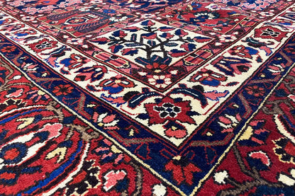 Bakhtiari rug, 340x238 cm, with a red-black-white ornamental pattern