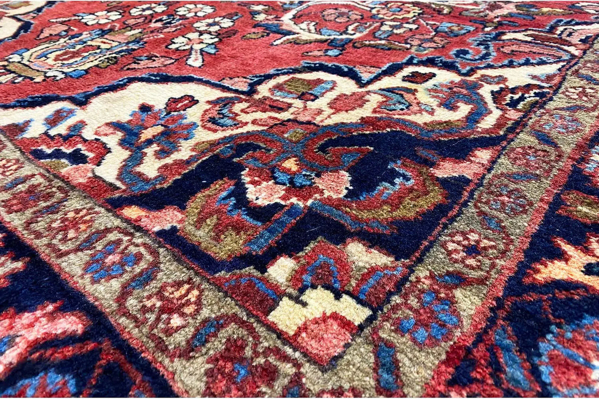 Hamadan rug with a red and blue medallion pattern and geometric ornaments (detail)