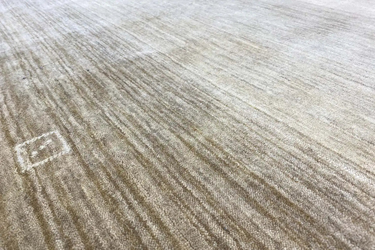 Gabbeh rug (200x139 cm) close-up: fine linear texture, beige pattern