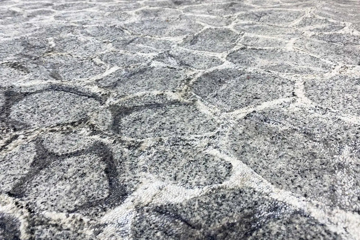Close-up: Hand-tufted rug 200x300 cm with a light gray pebble honeycomb relief texture