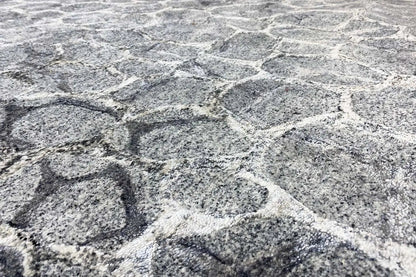 Close-up: Hand-tufted rug 200x300 cm with a light gray pebble honeycomb relief texture