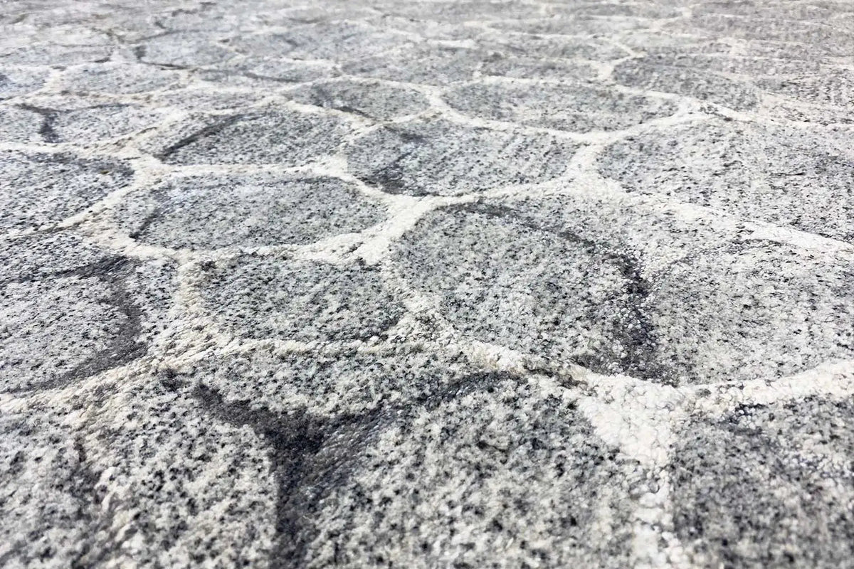 Hand-tufted rug, gray: patterned stone-shadow relief in close-up detail