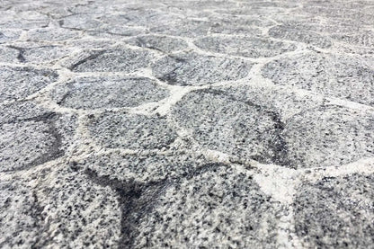 Hand-tufted rug, gray: patterned stone-shadow relief in close-up detail