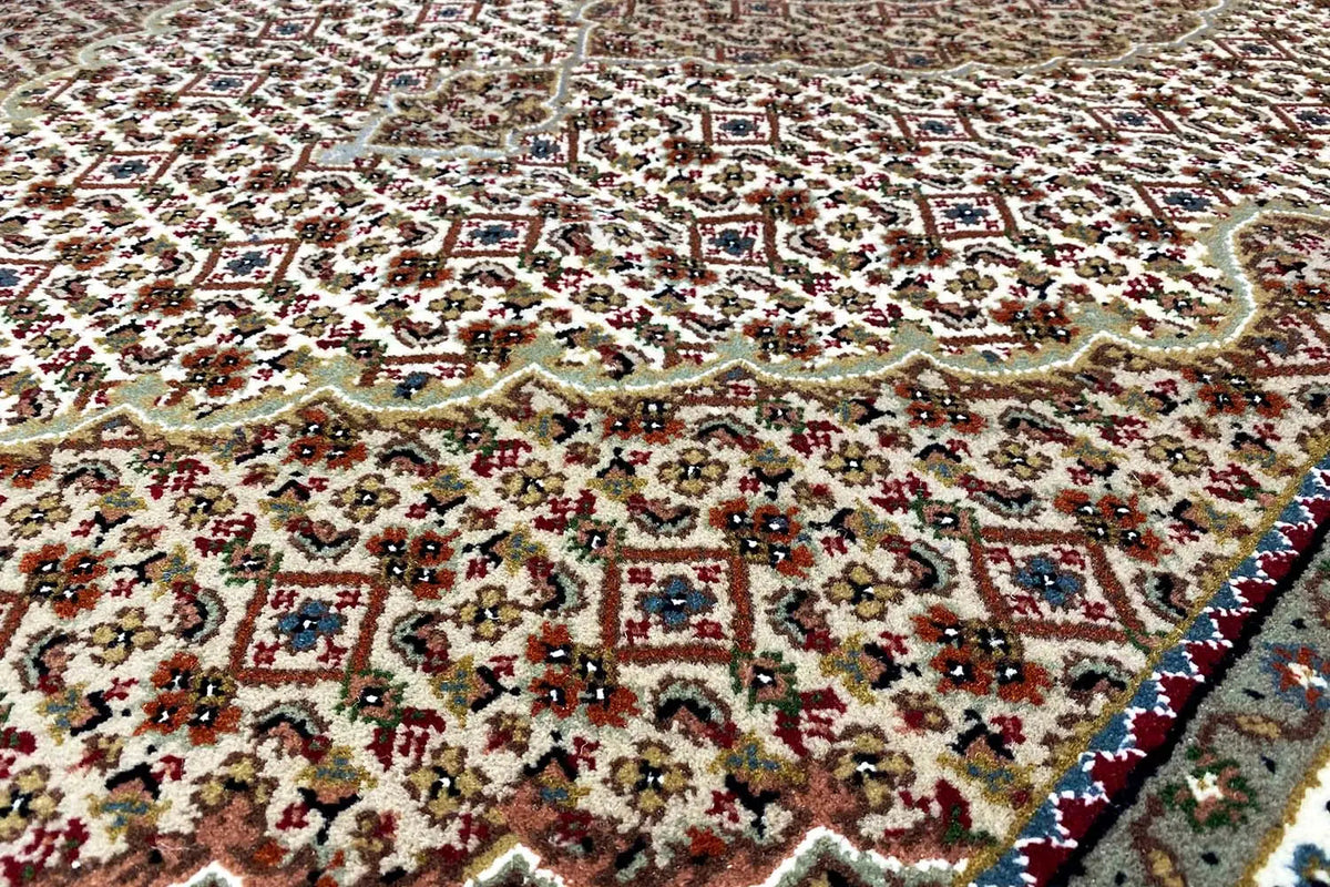 Indo Tabriz rug 181x120 cm, patterned in beige and dark brown