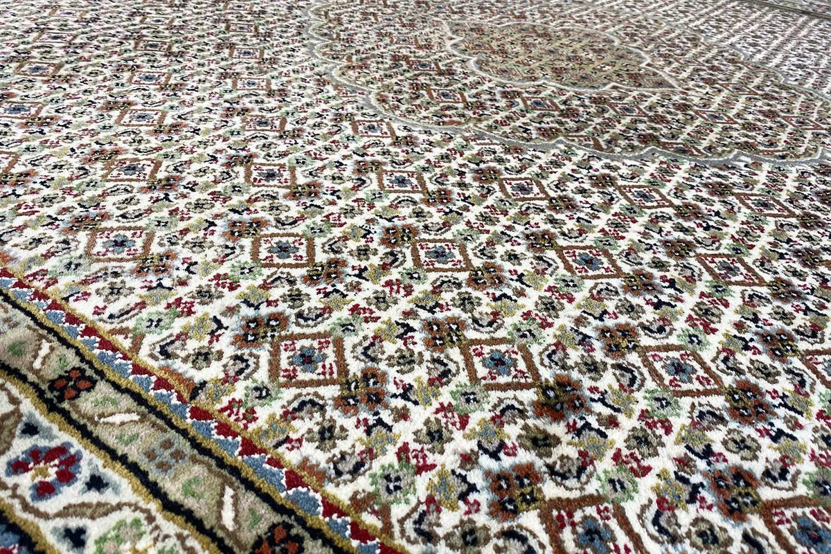 Indo Tabriz rug with an oriental pattern and multicolored border, 293x201 cm.