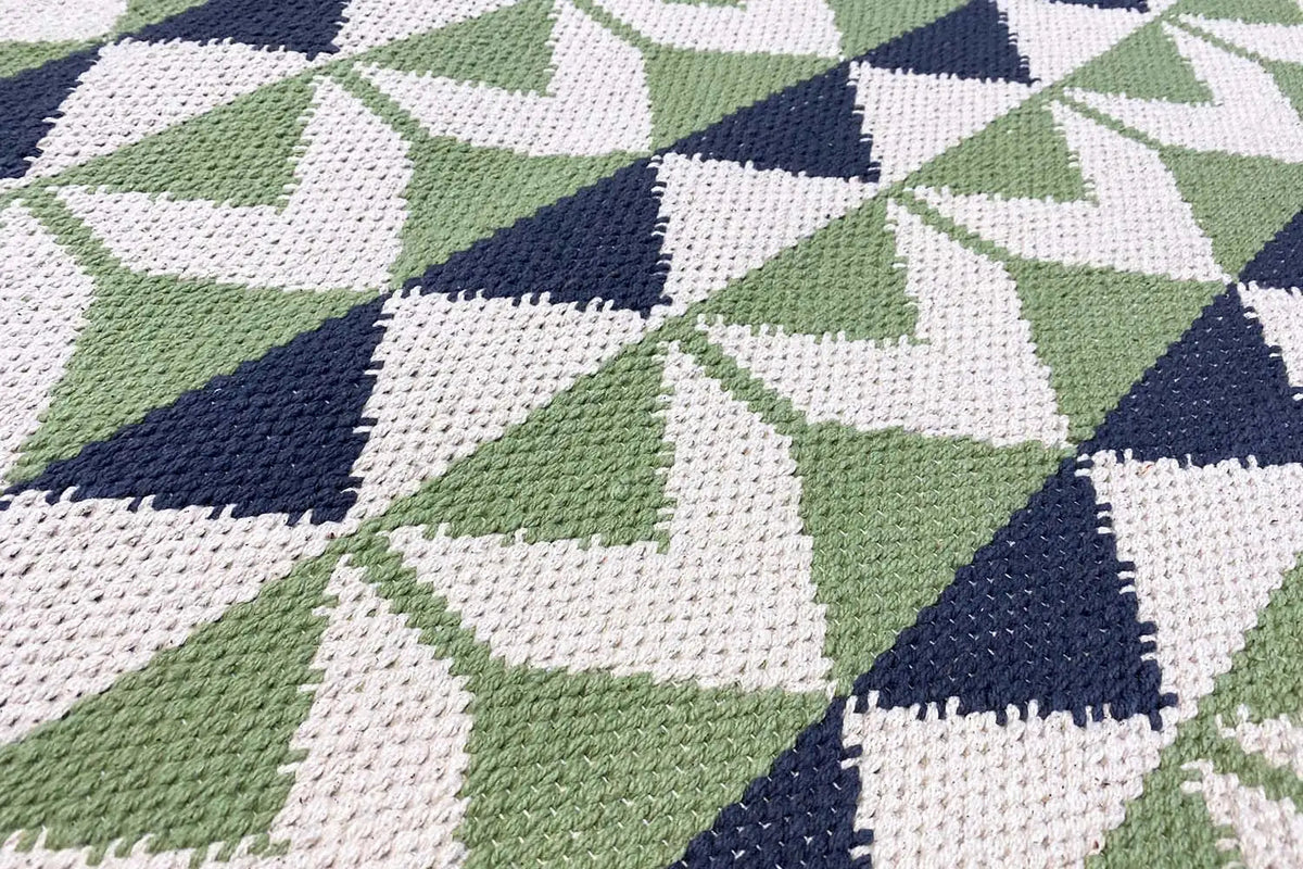 Kilim rug with a triangular diamond/zigzag pattern in green, blue, and white