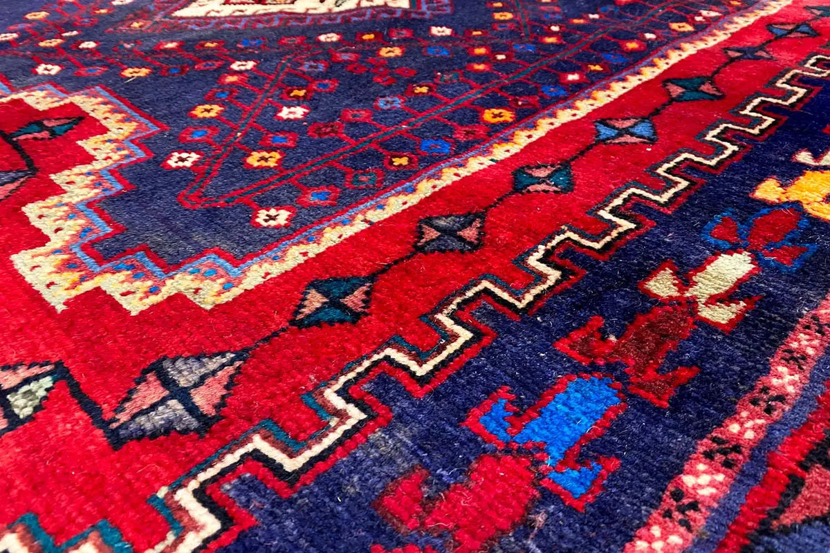 Sirjan carpet close-up: zigzag and star motifs in red, blue and beige
