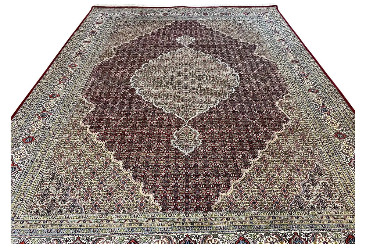 Rug with a large central motif in brown and beige and delicate border ornamentation