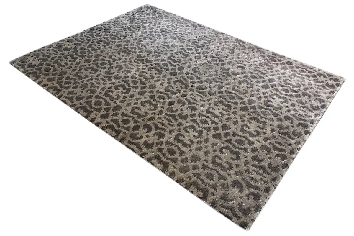Designer rug with a leopard-like pattern: gray-brown on a light background