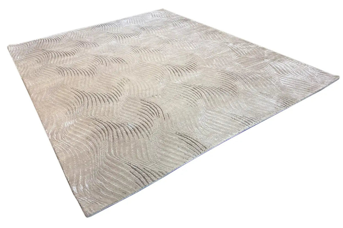Pascal Walter “Waves”: light beige rug with a diagonal view of the wave pattern