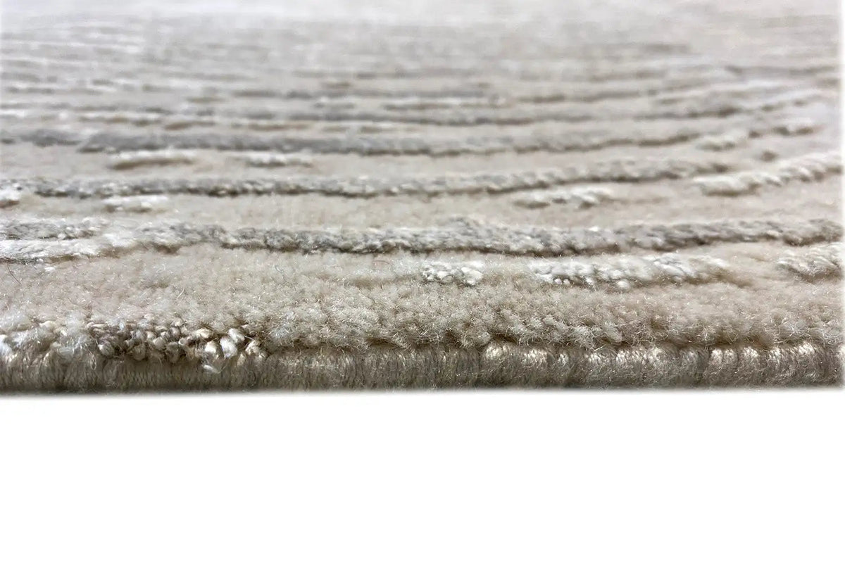 Pascal Walter “Waves”: rug edge with beige pile and wave pattern