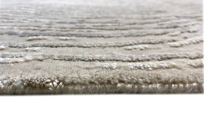 Pascal Walter “Waves”: rug edge with beige pile and wave pattern