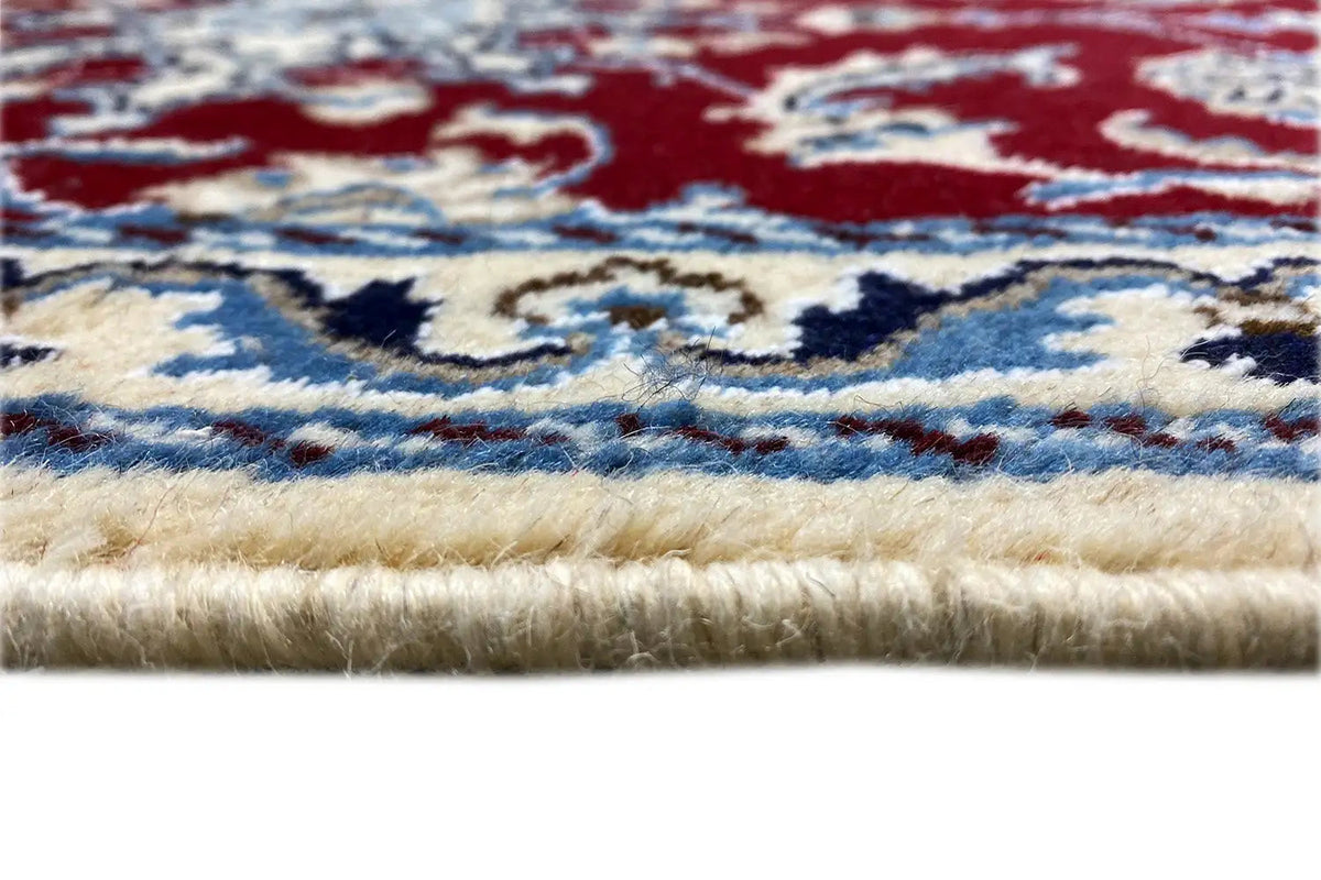 Nain rug 87x59 cm close-up: fringes and fine pile band with red-blue pattern
