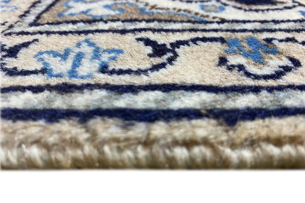 Nain rug 64x39 cm, close-up of the border with light blue ornaments and short fringes