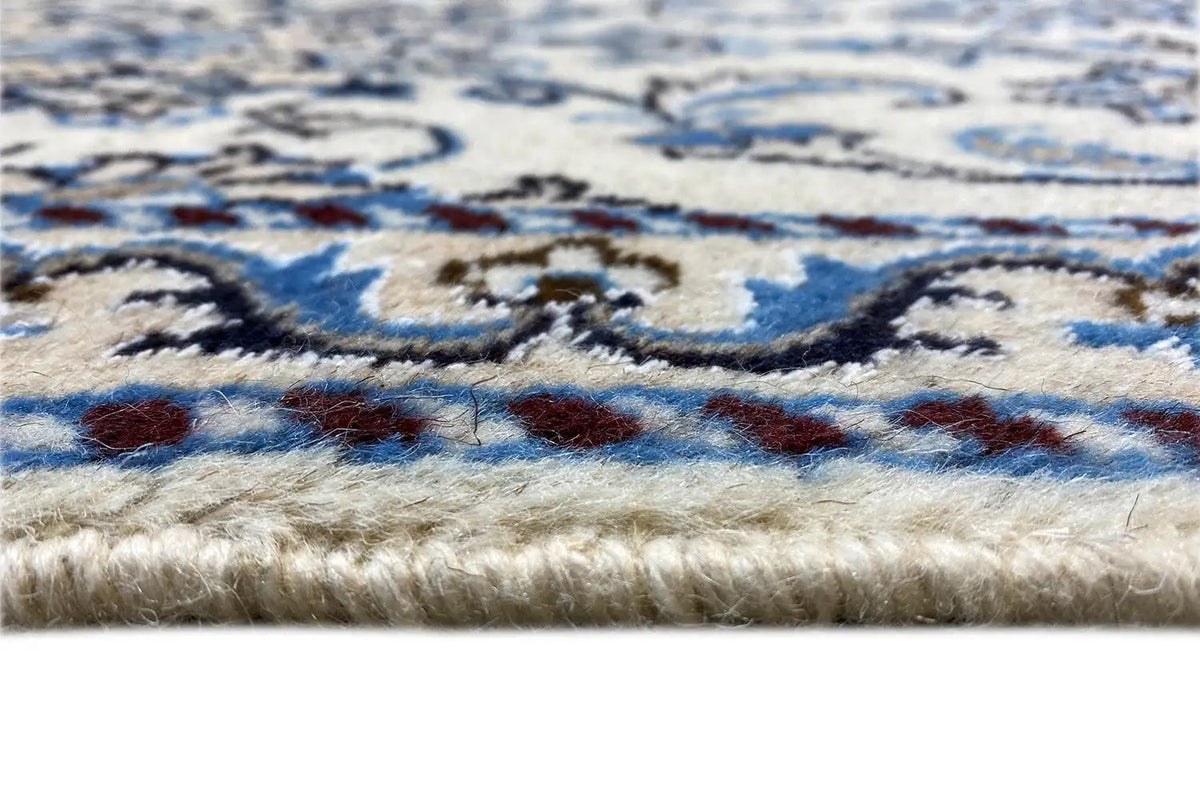 Nain rug (93x56 cm) Detail: fringe and multicolored pile along the edge