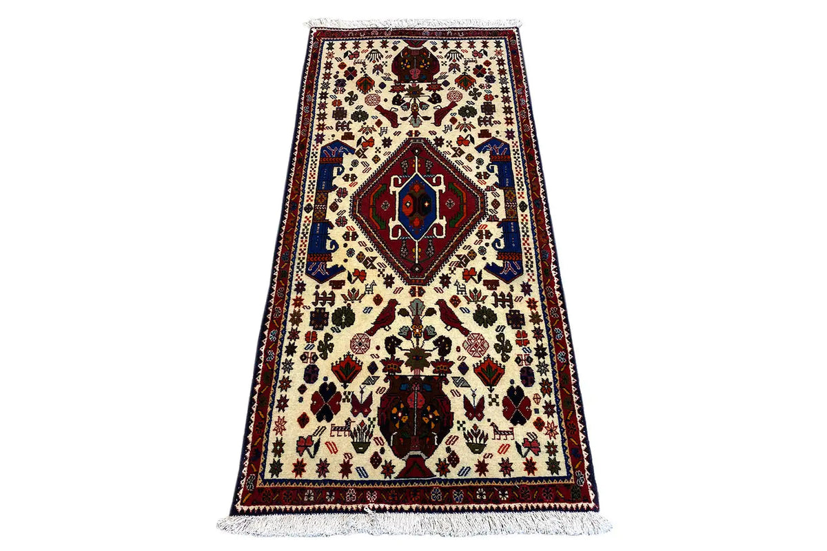Oriental rug, cream-colored with a red medallion and blue border, fringes, 153x72 cm