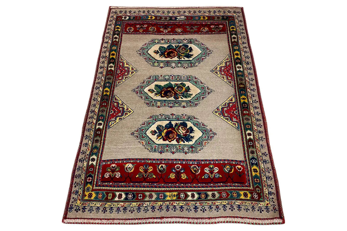 Soumak rug 124x82 cm, narrow view of border and medallions in a zigzag pattern
