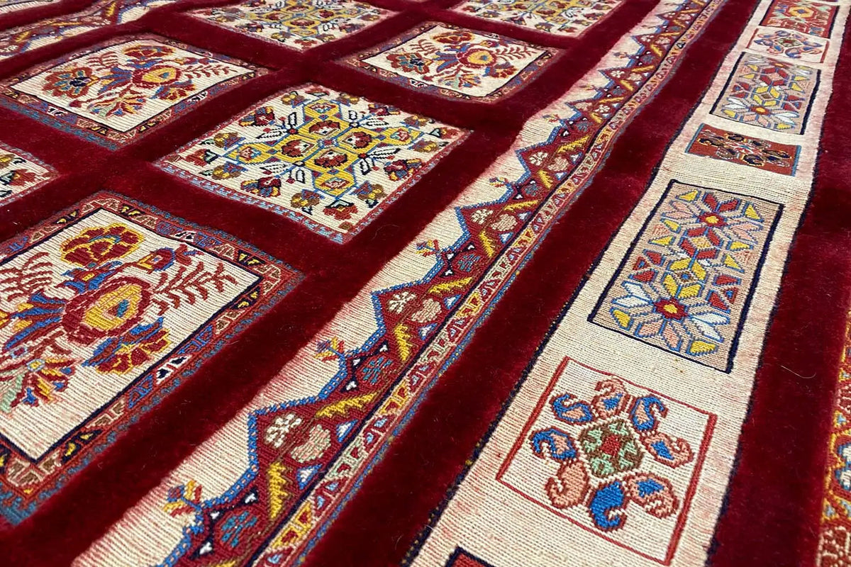 Soumak rug (147 x 103 cm): Close-up of the red bands with rectangular ornaments