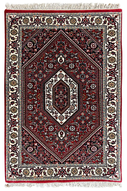Bidjar rug 94x61 cm with red central medallion, beige border and fringes