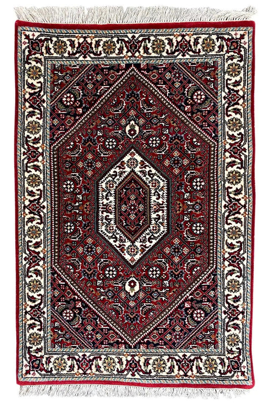 Bidjar rug (94×62 cm): Rectangular rug with fringes and an ornamental border design