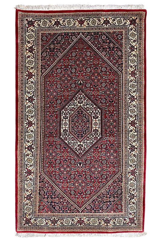 Bidjar rug 165x92 cm with a red background and ornamental medallion, with fringes.