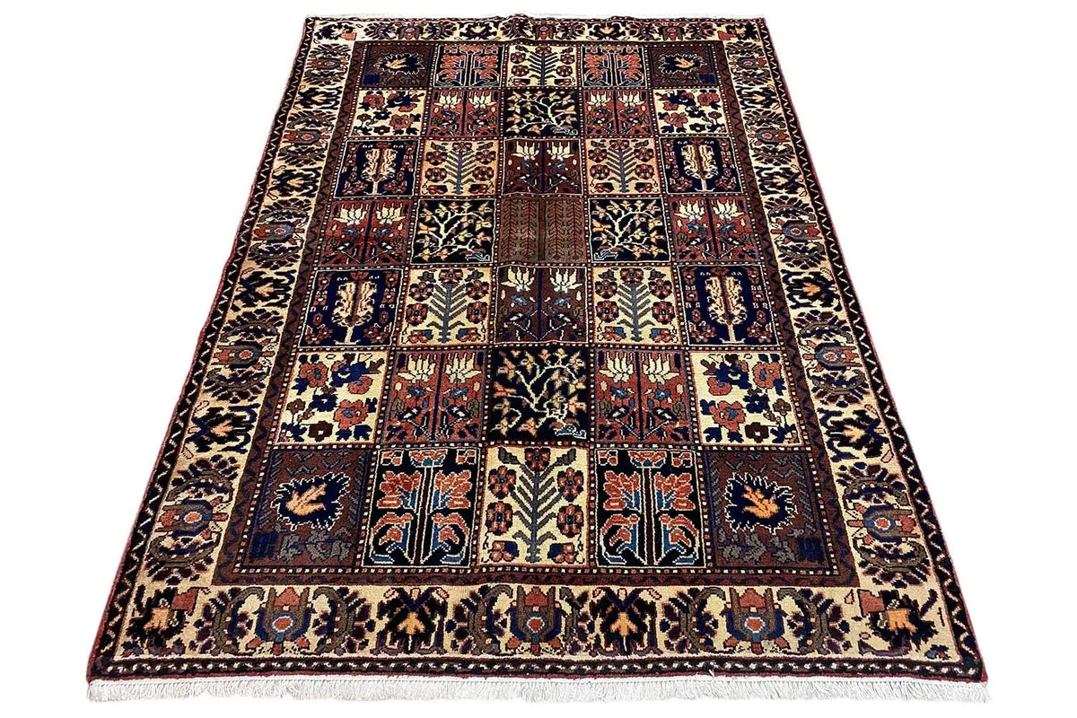 Bakhtiari rug 204x142 cm, rectangular, dark border and delicate patterns