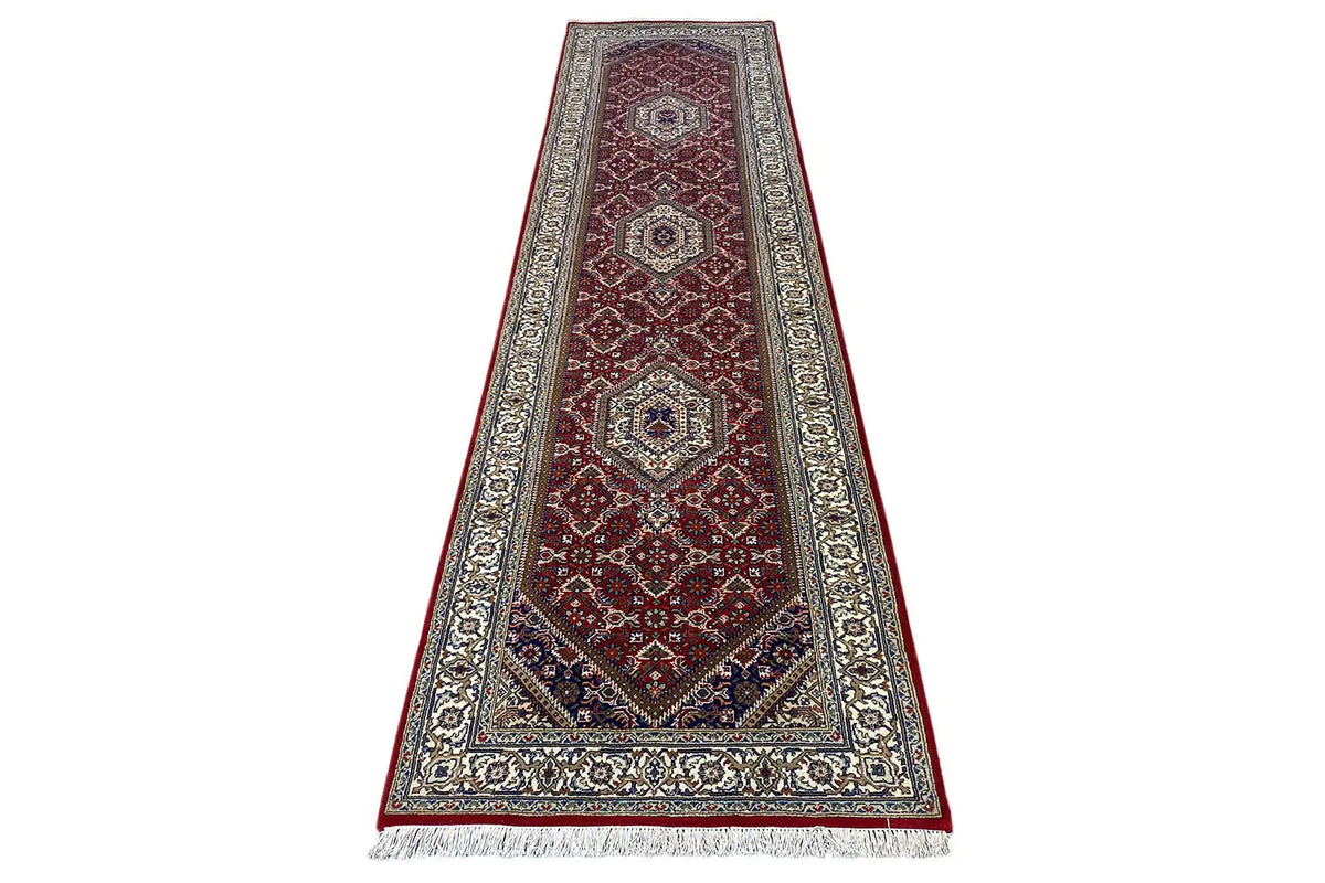 Bidjar runner in red tones with a fine dark blue pattern and beige fringes