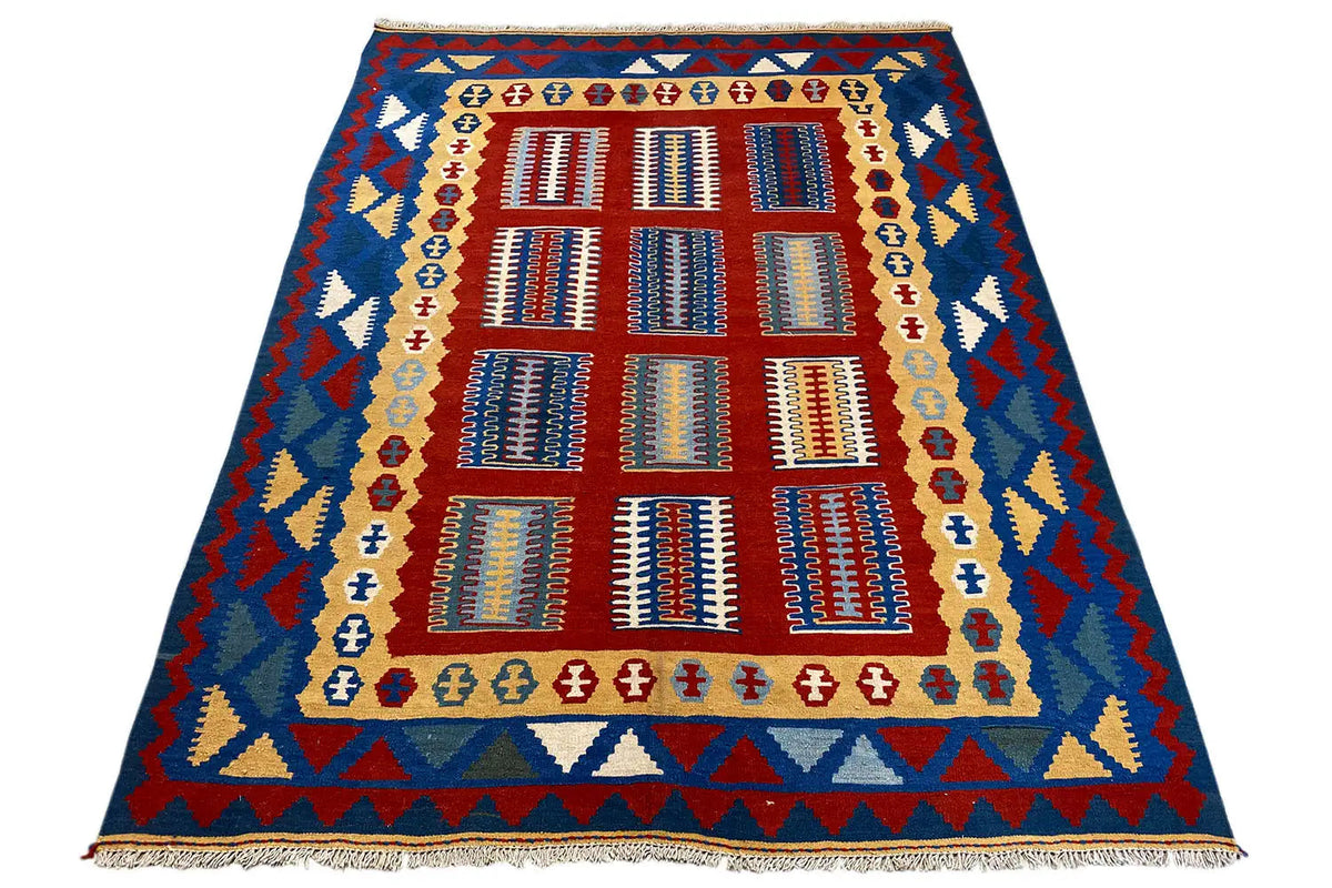 Kilim Qashqai rug: full view with a rectangular central motif and fringes