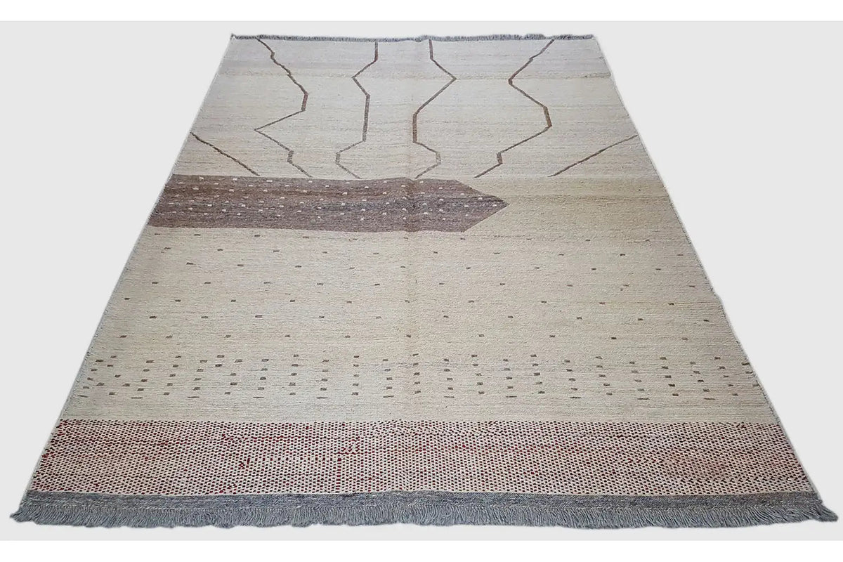 Beige kilim rug with a zigzag pattern in brown and gray, flat-woven edge with fringes