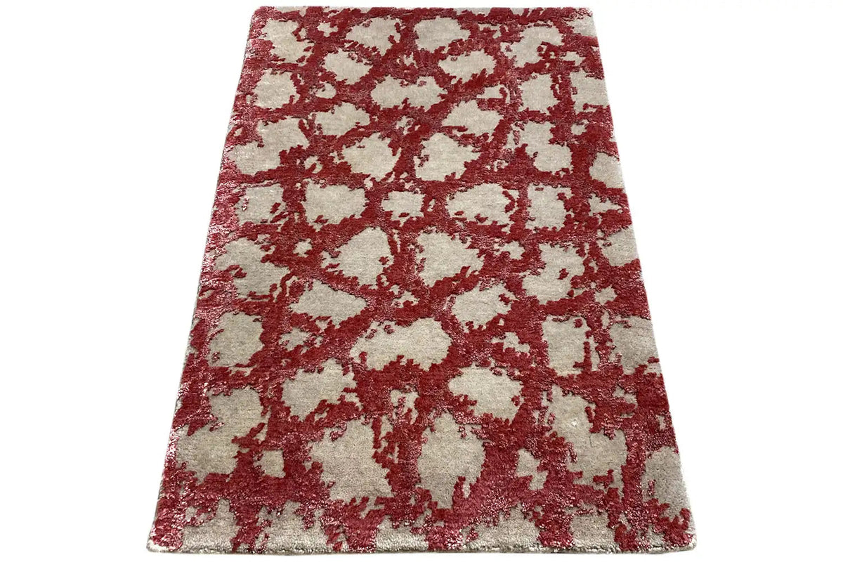 Rectangular rug: red pattern on a cream-colored background, 60x40 cm