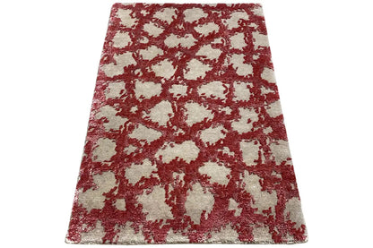 Rectangular rug: red pattern on a cream-colored background, 60x40 cm