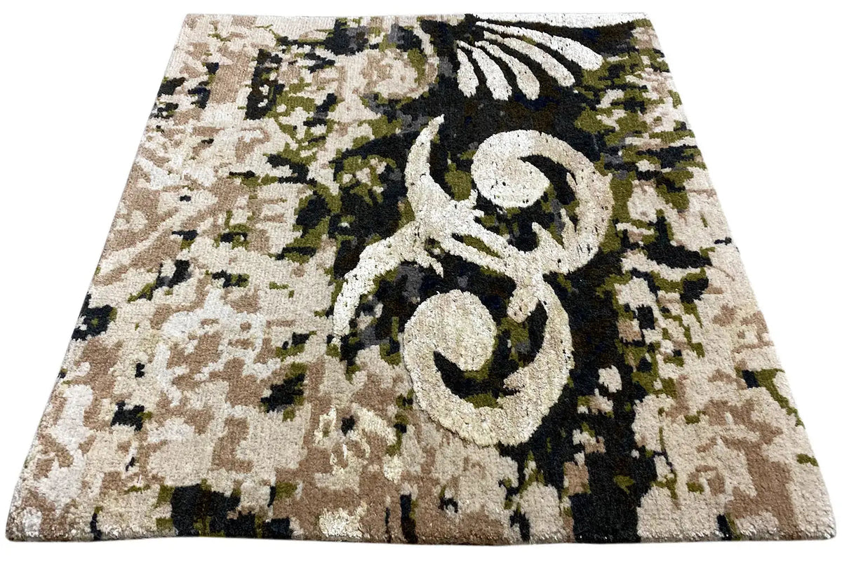 Square rug 60x60 cm with beige and black floral ornamentation and green accents